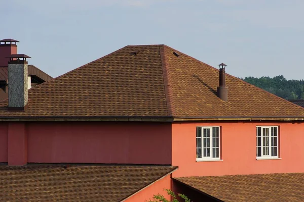 Część Czerwonego Domu Oknami Brązowym Dachem Kaflowym Niebie — Zdjęcie stockowe