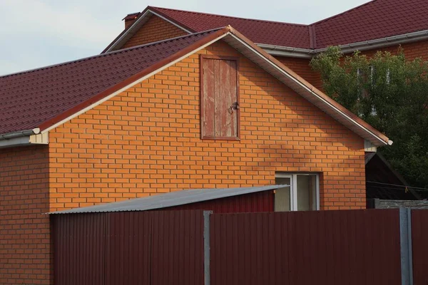 Parte Uma Casa Tijolo Vermelho Com Uma Janela Uma Porta — Fotografia de Stock