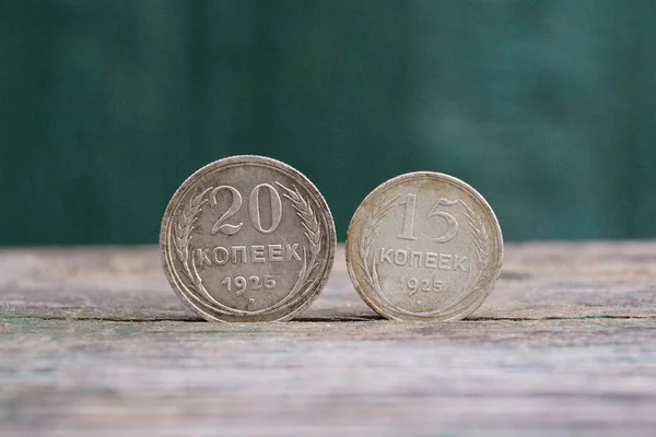 iki eski gümüş sikke gri bir masa üzerinde durmak