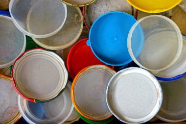Yığınplastik eski ve kirli kapakları
