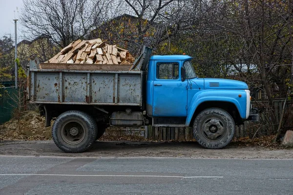 Een Vrachtwagen Met Brandhout Staat Weg — Stockfoto