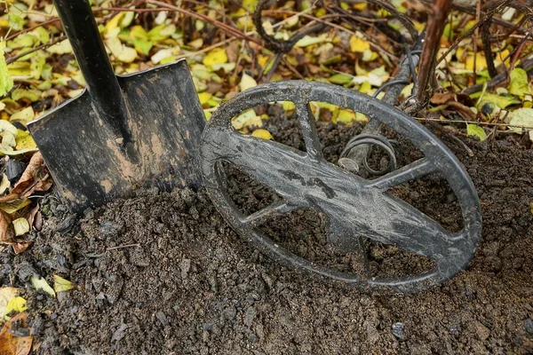 Smutsig Metalldetektor Och Spade Marken Höst Skogen — Stockfoto