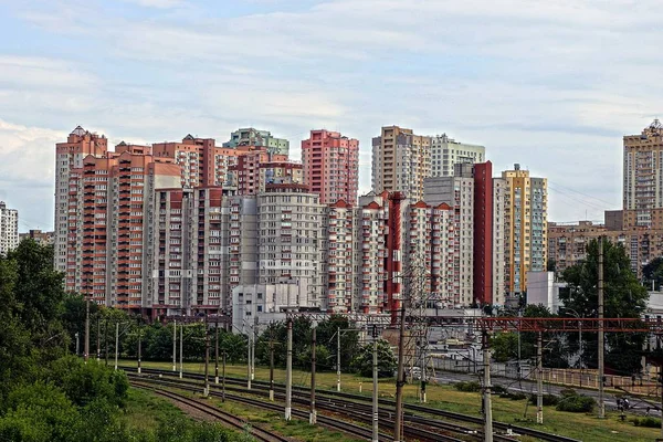 鉄道の後ろの多階建ての建物の住宅配列 — ストック写真