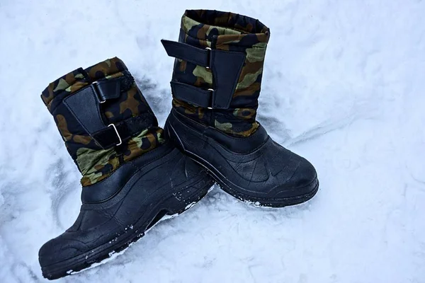 Ein Paar Alte Stiefel Auf Weißem Schnee — Stockfoto