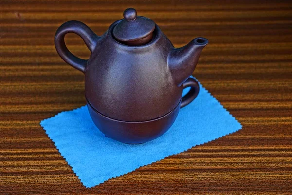 Коричневий Чайник Чашку Синьому Скатертину Столі — стокове фото