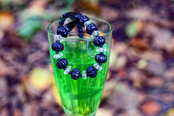 Copo Com Uma Bebida Verde Contas Pretas — Fotografia de Stock