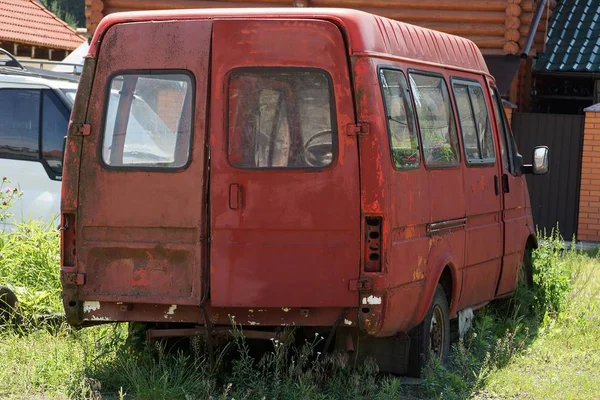 One Old Red Minibus Standing Street Green Grass — Stock Photo, Image