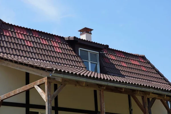 Kahverengi Kiremitli Çatı Pencere Ile Özel Bir Evin Parçası — Stok fotoğraf