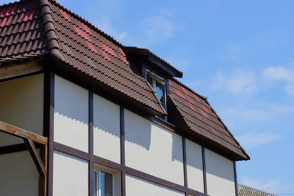 Část Soukromého Domu Hnědou Dlážděnou Střechou Oknem Proti Modrému Nebi — Stock fotografie
