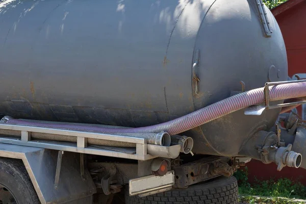 Parte Camión Con Barril Hierro Gris Una Manguera Plástico — Foto de Stock