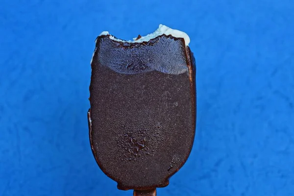 Grande Pedaço Sorvete Chocolate Fundo Azul — Fotografia de Stock