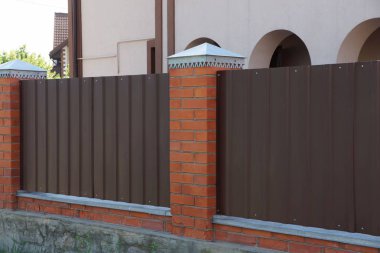 dışında özel bir kahverengi metal ve tuğla çit parçası