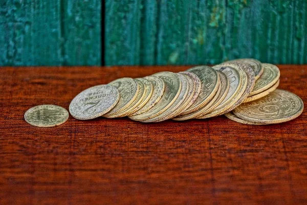 Een Heleboel Oude Gele Sovjet Munten Een Rode Tafel Door — Stockfoto