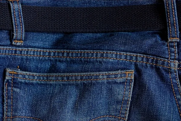 Bir Cep Ile Mavi Pantolon Üzerinde Siyah Kuşak — Stok fotoğraf