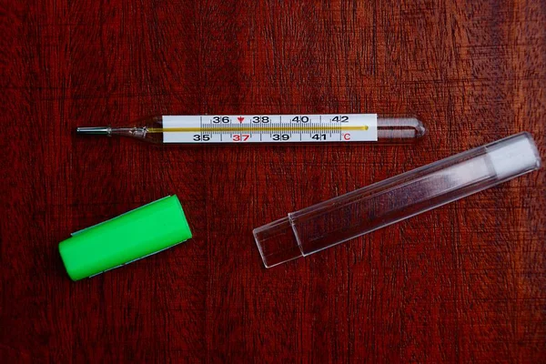 Szklany Termometr Medyczny Futerał Czerwonym Stole — Zdjęcie stockowe