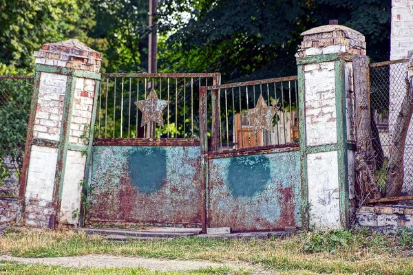 公园里的旧铁门和砖栅栏 — 图库照片