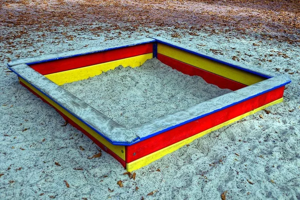 Ein Farbiger Holzsandkasten Mit Grauem Sand Auf Dem Spielplatz — Stockfoto