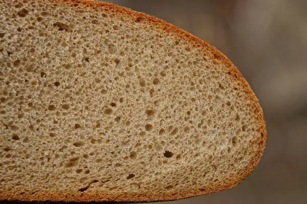 Velký Kus Čerstvého Hnědého Chleba — Stock fotografie