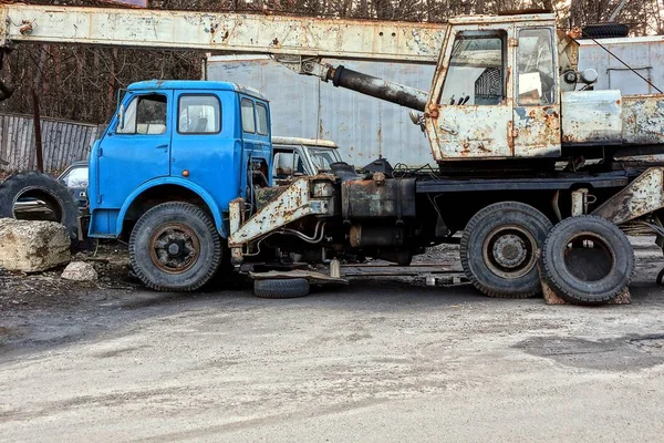 Viejo Coche Industrial Roto Con Una Grúa Levanta Sobre Asfalto —  Fotos de Stock