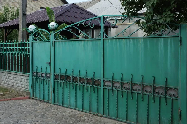 Long Green Metal Gate Wrought Pattern Street — Stock Photo, Image