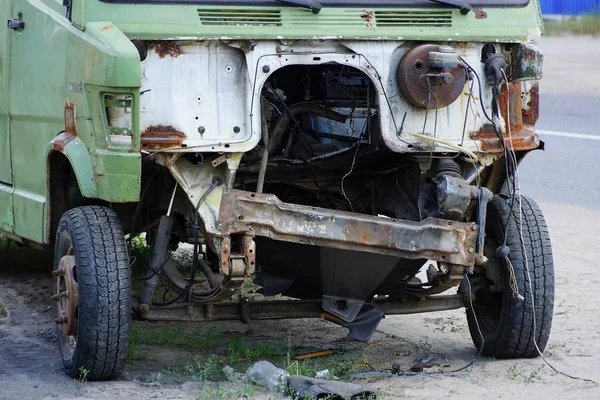 Демонтированная Кабина Старого Автомобиля Колесах Деталями Дороге — стоковое фото