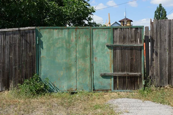 Old Green Metal Gate Gray Wooden Fence Rural Street Grass — Stock Photo, Image