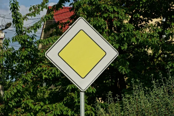 緑の植生の中の主要道路に1つの金属道路が署名する — ストック写真