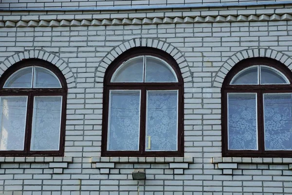 Tres Ventanas Marrones Una Pared Ladrillo Gris Una Casa — Foto de Stock