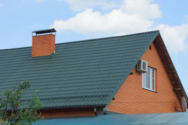 Teil Eines Braunen Hauses Unter Einem Grünen Ziegeldach Und Schornstein — Stockfoto