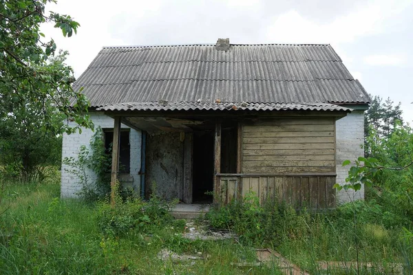 緑の草の外の古い農村放棄農村の家 — ストック写真