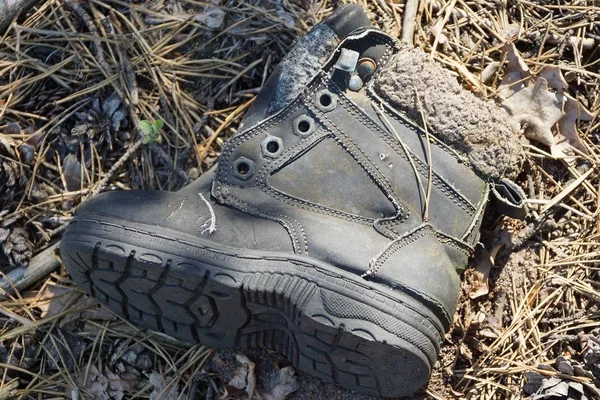 Basura Una Vieja Bota Gris Que Yace Sobre Hierba Marrón —  Fotos de Stock