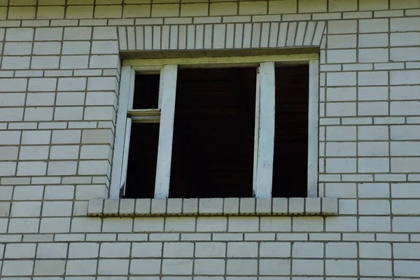 Vieille Fenêtre Vide Avec Cadre Bois Sur Mur Briques Grises — Photo
