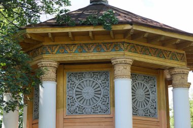 bir desen ve sütunlar ile eski bir kule renkli Loft