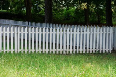 yeşil çim uzun beyaz dekoratif ahşap tahta çit