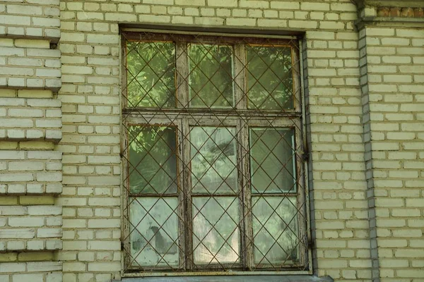 Ein Altes Fenster Hinter Einem Eisengitter Einer Braunen Ziegelwand — Stockfoto