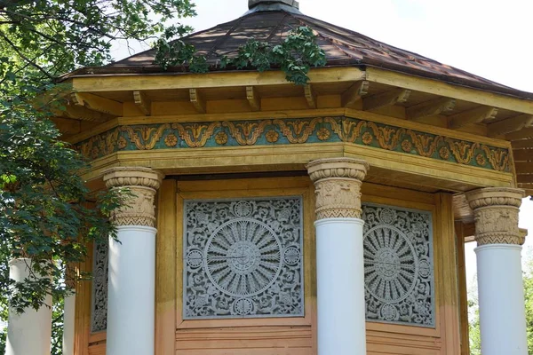 bir desen ve sütunlar ile eski bir kule renkli Loft