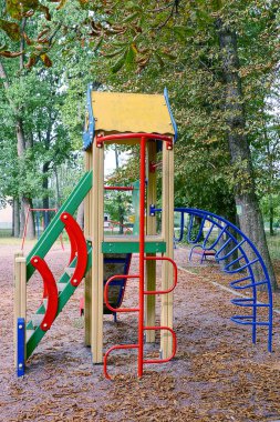 Ağaçlarile bir parkta güzel renk oyun alanı