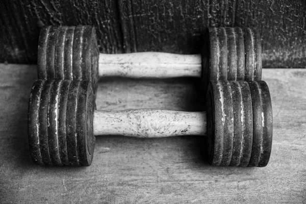 Twee Oude Grijze Dumbbells Vloer Buurt Van Muur — Stockfoto