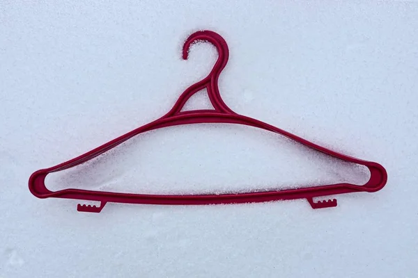 Rode Kunststof Hanger Witte Sneeuw — Stockfoto