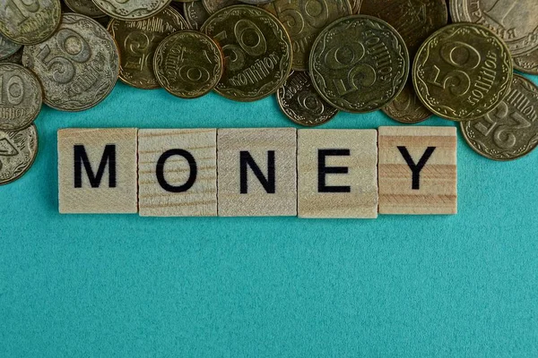 Palabra Dinero Letras Madera Sobre Fondo Verde Con Monedas Pequeñas —  Fotos de Stock