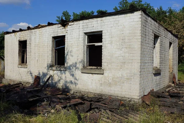 Old Gray Burnt Brick House Empty Black Windows Street — Stock Photo, Image
