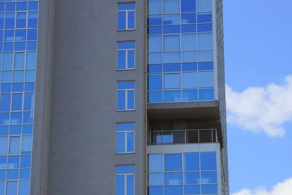 Šedý Dům Okny Balkony Proti Modrému Nebi — Stock fotografie