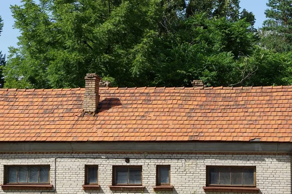 Een Deel Van Het Oude Huis Met Ramen Onder Het — Stockfoto