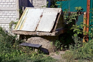 Çim ve yeşillik avluda eski kırsal kuyu