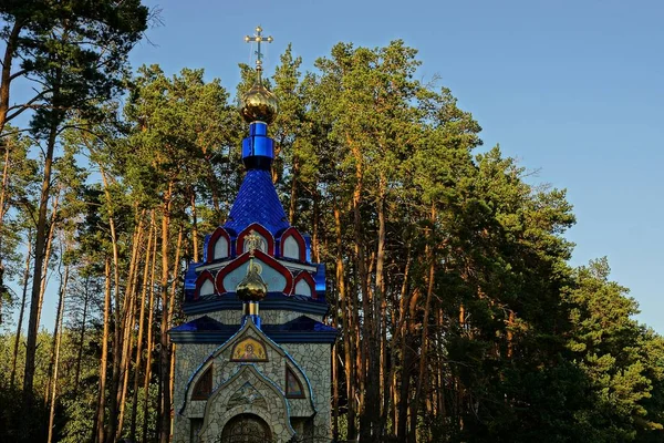 Belo Templo Cristão Colorido Uma Floresta Pinheiros — Fotografia de Stock