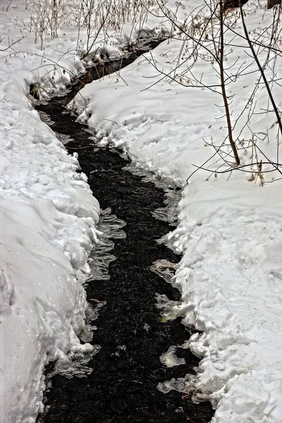 Piccolo Ruscello Nero Tra Neve Bianca — Foto Stock