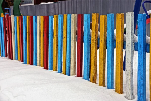 Kleine Gekleurde Houten Hek Sneeuw — Stockfoto