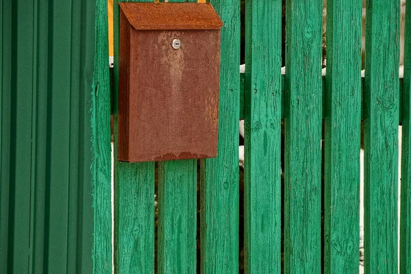 Buja Barna Postaláda Zöld Kerítés — Stock Fotó
