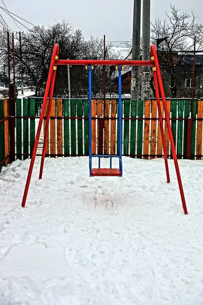 Железные Качели Детской Площадке Зимой — стоковое фото