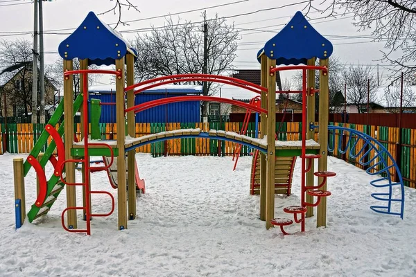 Цветная Пустая Детская Площадка Снегом Улице — стоковое фото